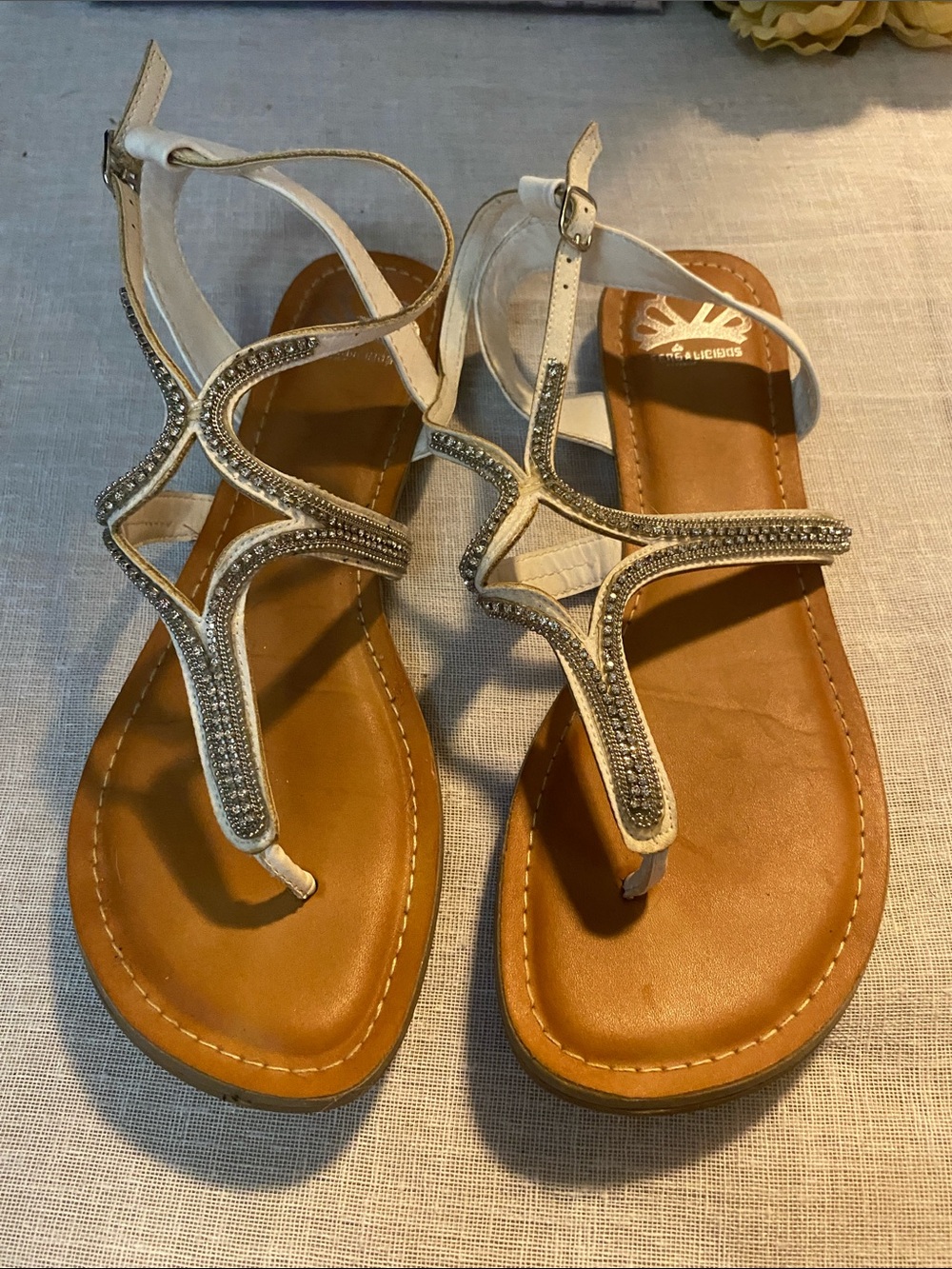 Fergalicious SZ 8.5 White Gladiator Silver Embellished Sandals